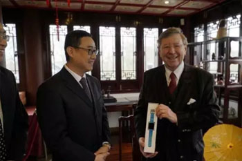 “随身外教和出境翻译官” 为何这款手表在机场高端渠道完胜苹果华为